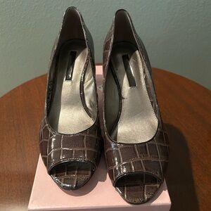 NWT- Bandolino semi-Patent Leather Size 7.5  Elegant Brown Peep-Toe Pumps